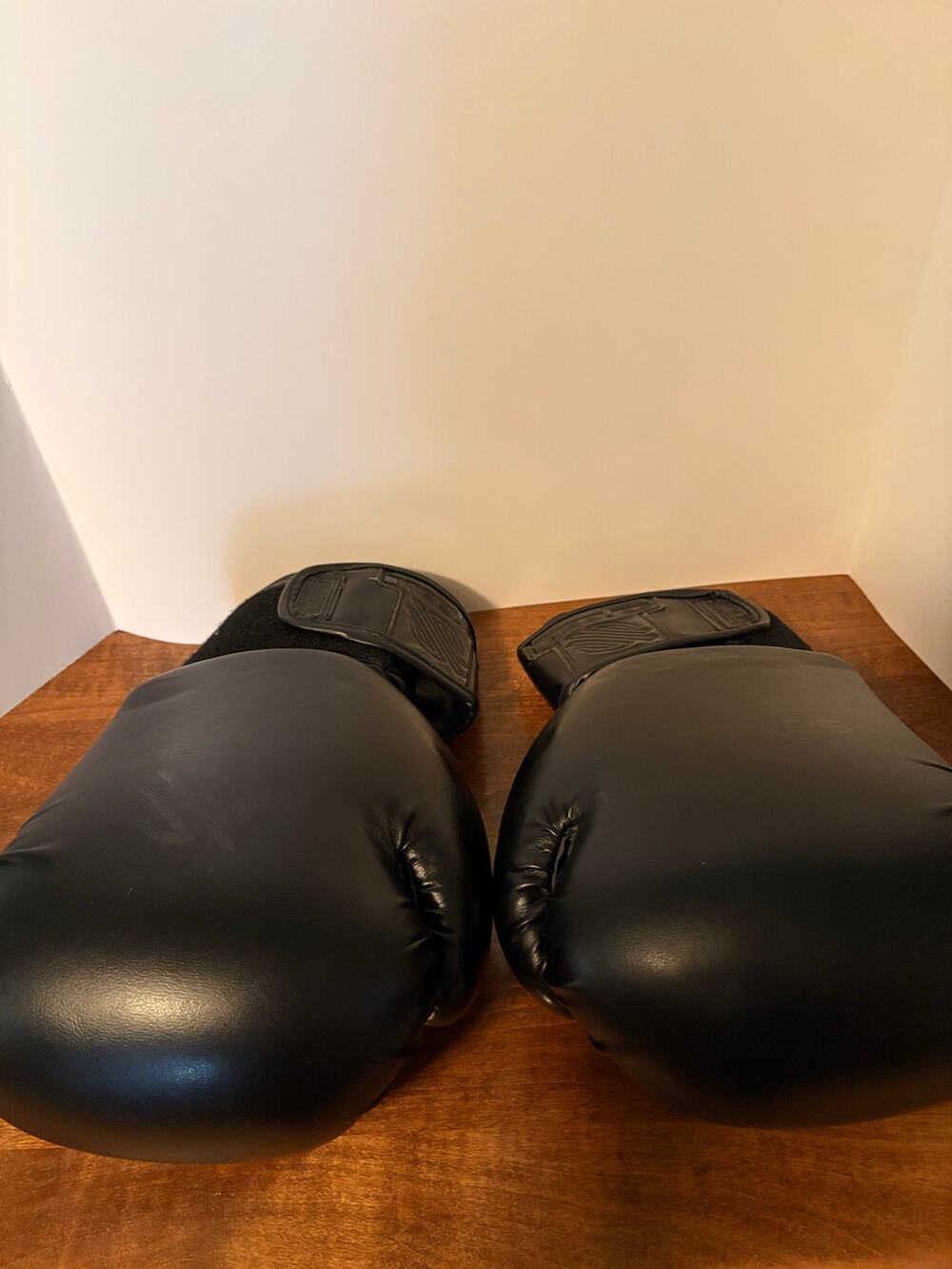 Sanabul Essential Gel Boxing Gloves for Men & Women - 10 oz